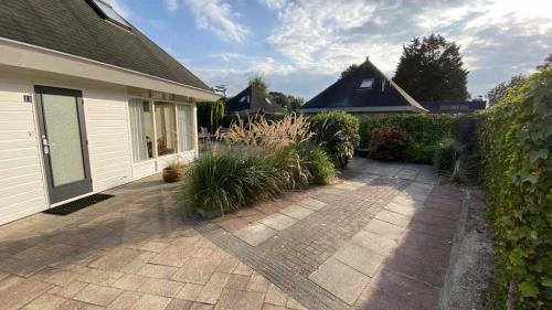 Parkplatz vor dem Haus - Parkeerplaatz bij het huis